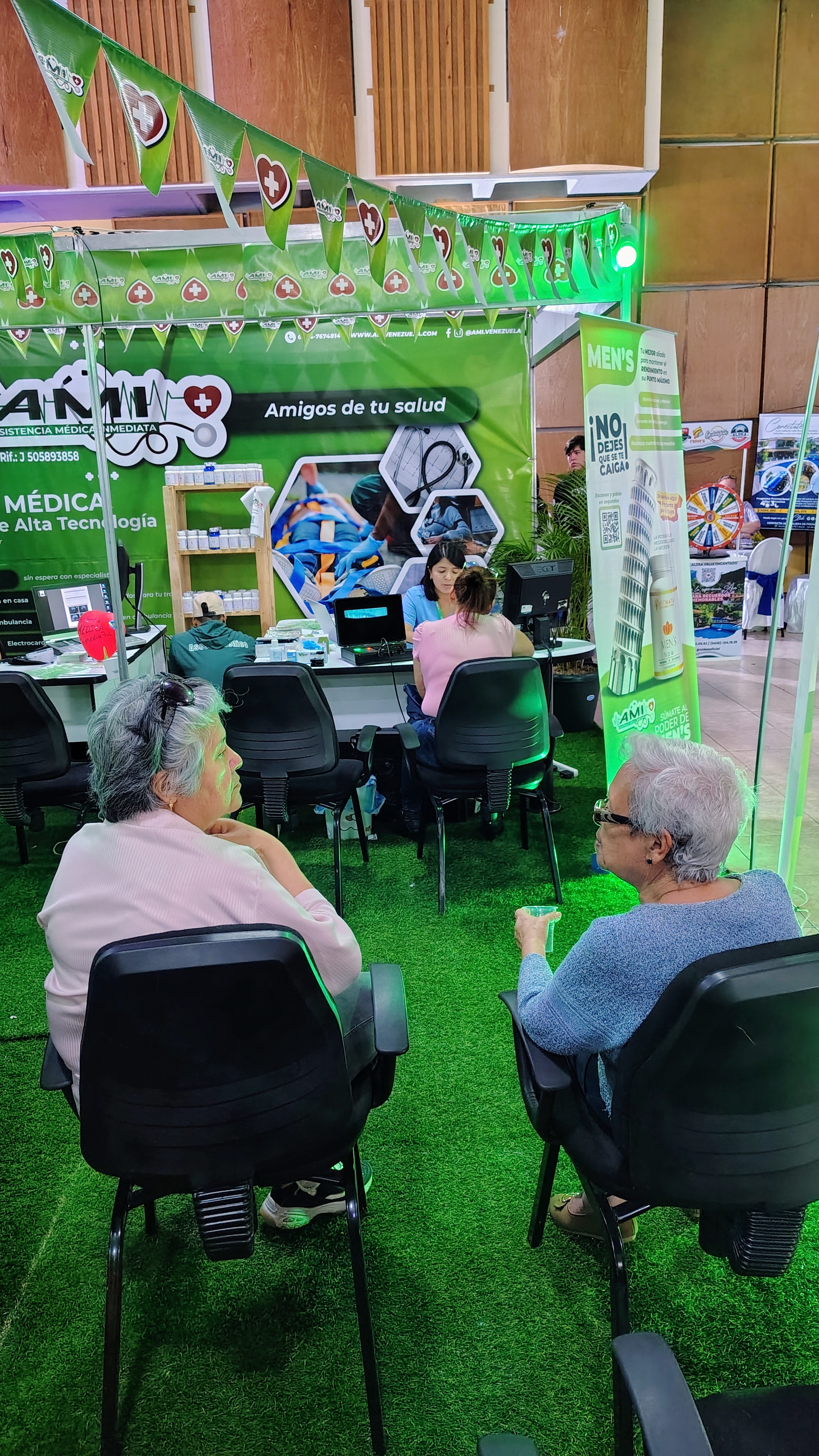 Stand de AMI atendiendo a la comunidad